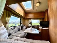 SWIFT ESCAPE 686