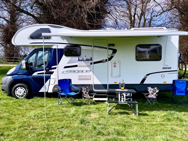 SWIFT ESCAPE 686