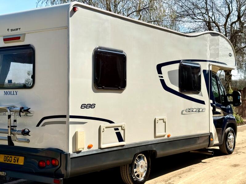 SWIFT ESCAPE 686