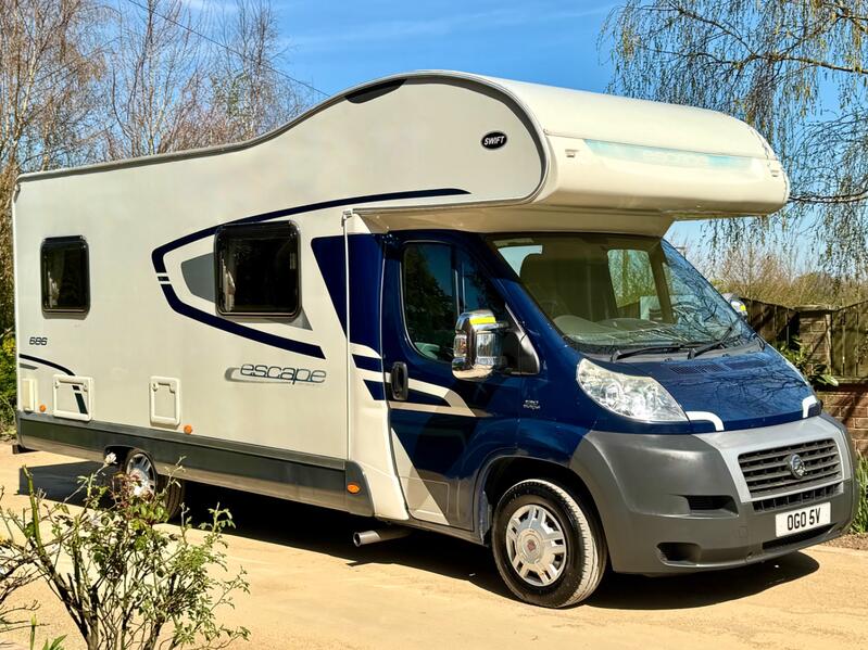SWIFT ESCAPE 686